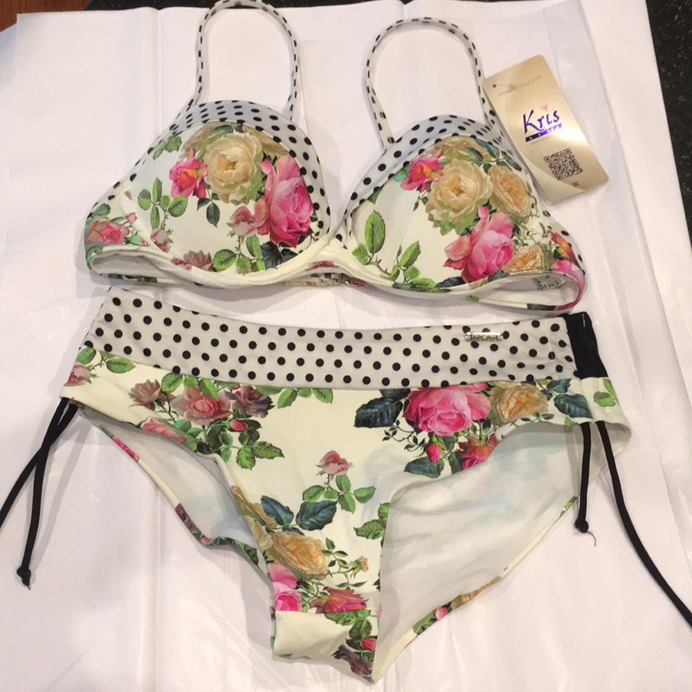 Krisline bikini.